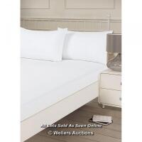 *BRENTFORDS ENGLAND SOFT TOUCH MICROFIBRE FITTED SHEET SIZE: KINGSIZE (5'), COLOUR: WHITE / RRP: £9.99 / TO BE COLLECTED FROM HOMESTEAD FARM / APPEARS NEW [2975]