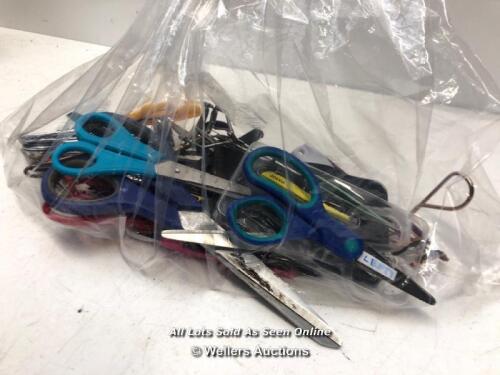 *BAG OF SCISSORS, NAIL CLIPPERS, EYEBROW TWEEZERS AND EYELASH CURLERS [123-14/04]