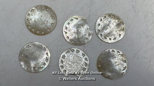 *SIX MATCHING ANTIQUE CHINESE MOTHER OF PEARL GAMING COUNTERS 26MM / ONE WITH SOME DAMAGE [LQD245]