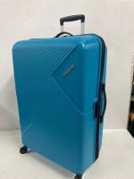 *AMERICAN TOURISTER ZAKK LARGE HARDSIDE SPINNER CASE / ZIPPERS WHEELS AND HANDLES IN GOOD CONDITION, SIGNS OF USE, COMBINATION UNLOCKED