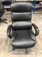 *LA-Z-BOY AIR EXECUTIVE CHAIR / MATERIAL IN GOOD CONDITION, HYDRAULICS IN WORKING ORDER