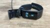 *FITBIT CHARGE 4 / SIGNS OF USE / POWERS UP / NOT FULLY TESTED / DAMAGED STRAP