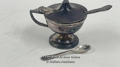A SMALL ANTIQUE METAL CONDIMENT POT (6CM HIGH) WITH TWO SPOONS