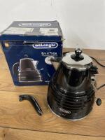 *DELONGHI SCULTURA KETTLE, DAMAGED HANDLE, NO POWER, SIGNS OF USE