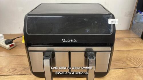 *SUR LA TABLE AIR FRYER WITH X2 3.8L DRAWERS / POWERS UP / SIGNS OF USE