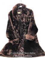 *WOMENS THE WEALD FURRIERS BROWN FAUX FUR VINTAGE THICK HEAVY WARM COAT SIZE M