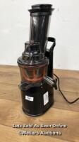 *FRIDJA F1900/BLK POWERFUL MASTICATING JUICER / POWERS UP / SIGNS OF USE, NOT FULLY TESTED / WITHOUT BOX