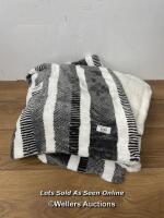 *FAUX FUR ULTIMATE THROW - 60 X70 / MINIMAL SIGNS OF USE