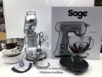 *SAGE THE BAKERY BOSS STAND MIXER - BEM825BAL / MINIMAL, IF ANY SIGNS OF USE / POWERS UP / BOXED WITH ALL ATTACHMENTS