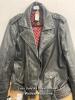 *SUPERDRY PRE-OWNED JACKET SIZE: M / STAFF REF: D