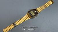 *CASIO VINTAGE BRACELET STRAP WATCH / SIGNS OF USE, DAMAGED STRAP, APPEARS TO BE IN WORKING ORDER / STAFF REF: B
