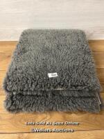 *FAUX FUR RUG / SIGNS OF USE