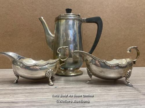 A HALLMARKED SILVER COFFEE POT WITH EBONISED HANDLES BY RIED & SONS AND TWO HALLMARKED SILVER GRAVY BOATS TOTAL WEIGHT APPROX. 0.65KG