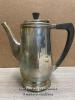 A HALLMARKED SILVER COFFEE POT WITH EBONISED HANDLES BY RIED & SONS AND TWO HALLMARKED SILVER GRAVY BOATS TOTAL WEIGHT APPROX. 0.65KG - 2
