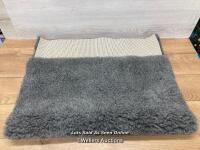 *VETBED LUXURIOUS PET BEDDING / MINIMAL SIGNS OF USE