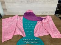 *CHARACTER HOODED TOWEL / MINIMAL SIGNS OF USE