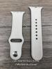 *APPLE WATCH SE GPS / 40MM / STARLIGHT ALUMINIUM CASE / STARLIGHT SPORT BAND / MNJP3B/A / POWERS UP BUT NOT HOLDING CHARGE, WITH GREY STRAP & CHARGER - 5