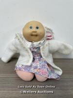 *CUTE LITTLE CABBAGE PATCH KID 1985 BABY GIRL IN BEAUTIFUL CARDIGAN WITH