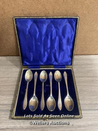A CASED SET OF SIX HALLMARKED SILVER TEA SPOONS, WEIGHT 67G
