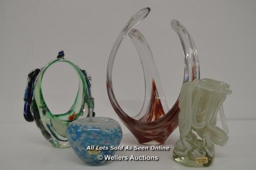 FOUR ASSORTED DECORATIVE GLASSWARE INCLUDING MTARFA GLASS