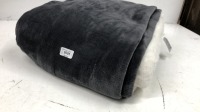 *FAUX FUR ULTIMATE THROW - 60 X70 / APPEARS NEW [3007]