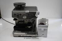 *SAGE BARISTA EXPRESS BES875BSS PUMP COFFEE MACHINE / PRE OWNED / POWERS UP, NOT FULLY TESTED FOR FUNCTIONALITY / SEE IMAGE FOR ACCESSORIES, CONTENTS & CONDITION [2971]