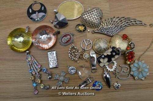 BAG OF ASSORTED COSTUME JEWELLRY MAINLY PENDANTS